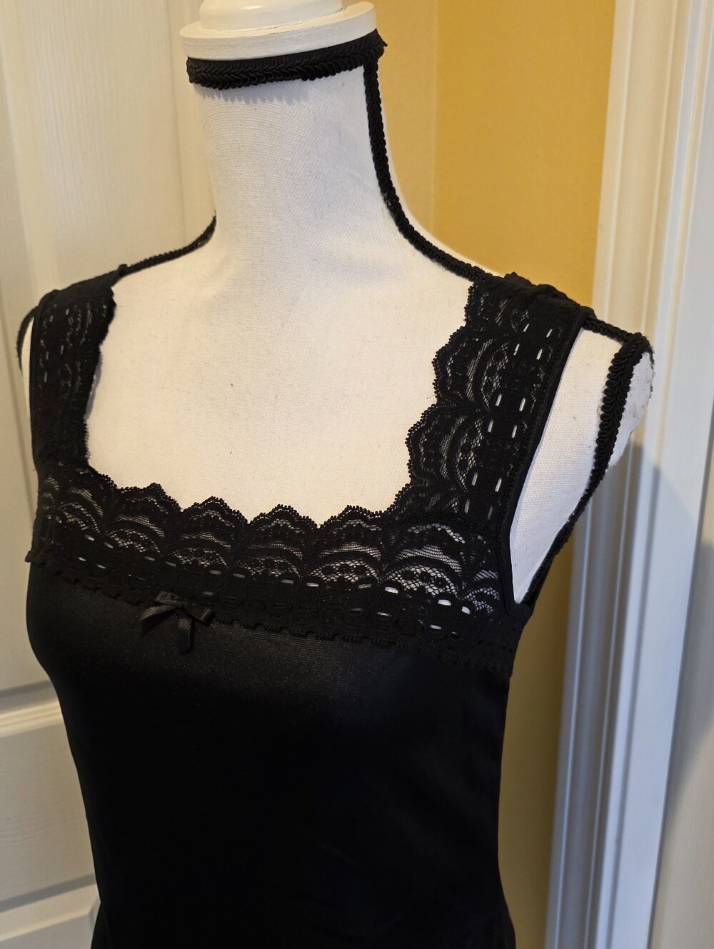 INTIMATE DETAILS BLACK CAMI TOP, SIZE 34 - Picture 3 of 9